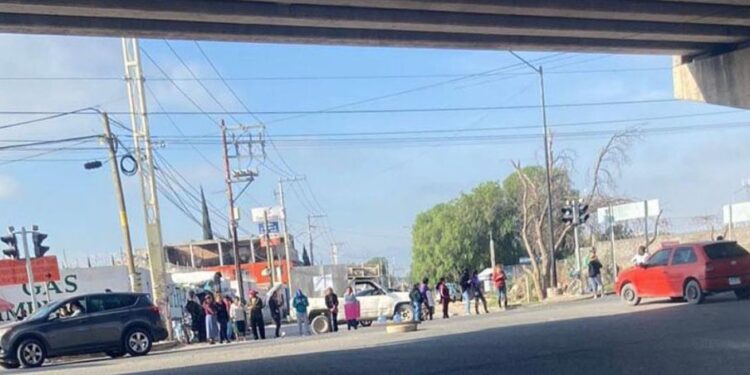 Vecinos de Avenida del Sauce, bloquean la salida a periférico por falta de agua