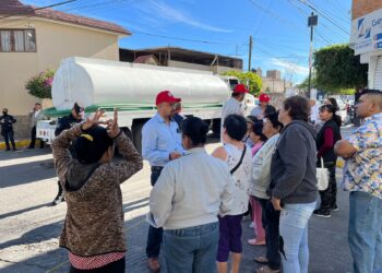 Vecinos bloquean en Calle Simón Díaz por falta de agua