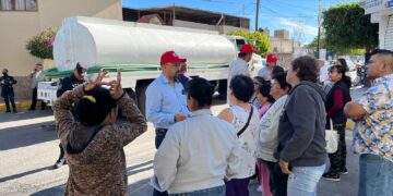 Vecinos bloquean en Calle Simón Díaz por falta de agua