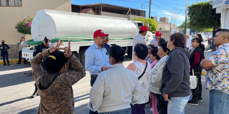 Vecinos bloquean en Calle Simón Díaz por falta de agua