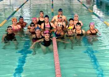 Invitan a clases de natación en la alberca López Portillo