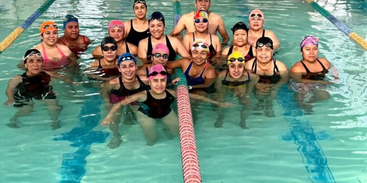 Invitan a clases de natación en la alberca López Portillo