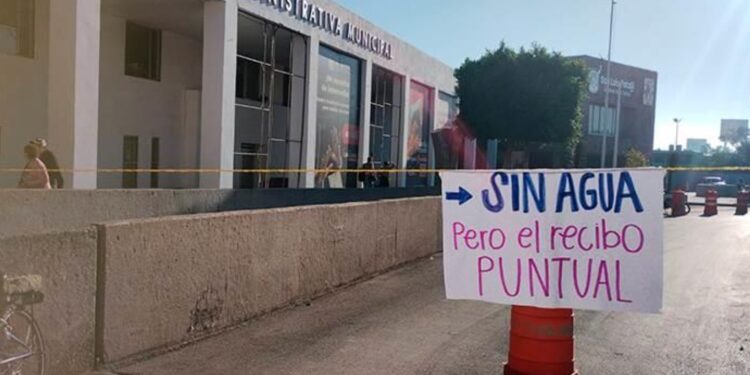 Colonos aledaños a la UAM bloquean las instalaciones y exigen solución ante el desabasto de agua