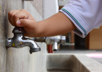 Por falta de agua, algunas niñas y niños de la capital no pudieron regresar a las aulas