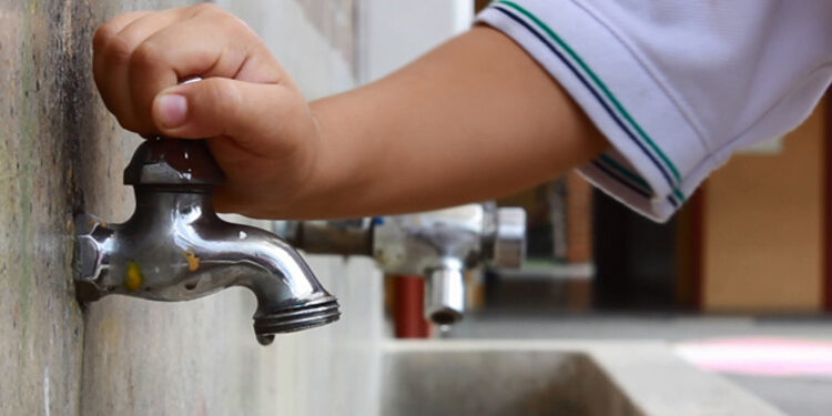 Por falta de agua, algunas niñas y niños de la capital no pudieron regresar a las aulas