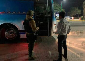 Aseguran a 14 migrantes que viajaban en autobús por la carretera 57