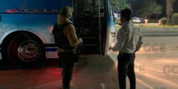 Aseguran a 14 migrantes que viajaban en autobús por la carretera 57