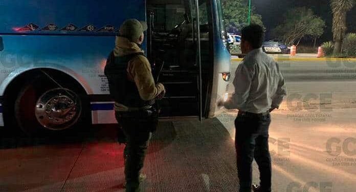 Aseguran a 14 migrantes que viajaban en autobús por la carretera 57