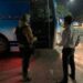 Aseguran a 14 migrantes que viajaban en autobús por la carretera 57