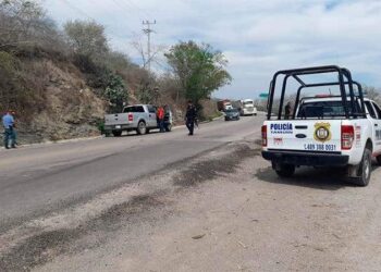 Atacan a familia en carretera; un muerto y dos lesionados
