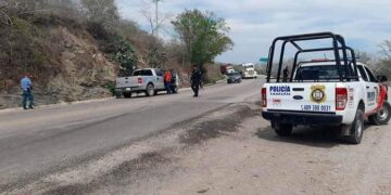 Atacan a familia en carretera; un muerto y dos lesionados