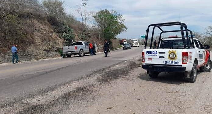 Atacan a familia en carretera; un muerto y dos lesionados
