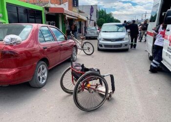 Conductor arrolló a mujer en silla de ruedas