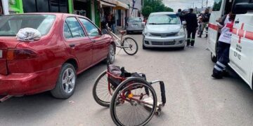 Conductor arrolló a mujer en silla de ruedas