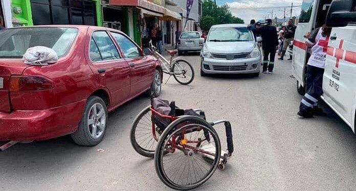 Conductor arrolló a mujer en silla de ruedas