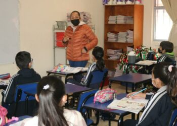 Más de 561 mil alumnos de educación básica regresaron a clases este lunes