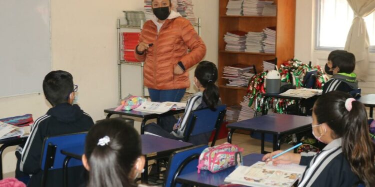 Más de 561 mil alumnos de educación básica regresaron a clases este lunes
