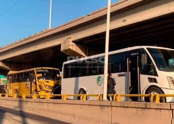 Choque entre dos camiones deja 12 lesionados