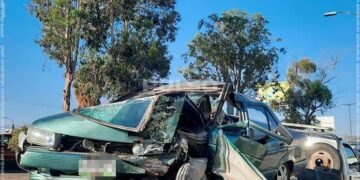 Hombre resulta lesionado tras impactar su auto contra guarnición y una palmera