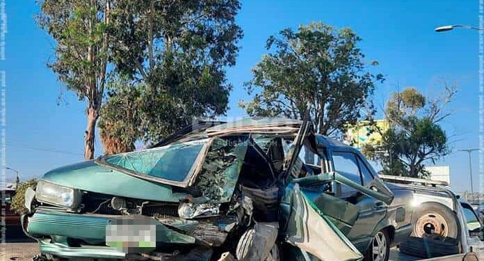 Hombre resulta lesionado tras impactar su auto contra guarnición y una palmera