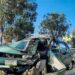 Hombre resulta lesionado tras impactar su auto contra guarnición y una palmera