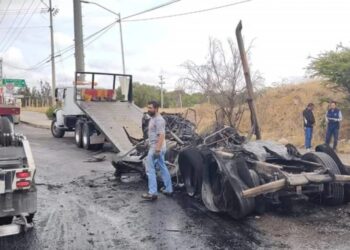 Por incendio de tracto camión en Soledad, cierran parcialmente Periférico Oriente y Río Santiago