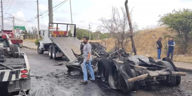Por incendio de tracto camión en Soledad, cierran parcialmente Periférico Oriente y Río Santiago