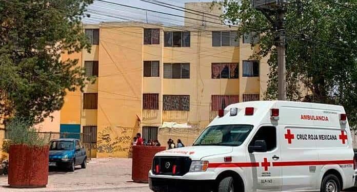 Joven se suicida aventándose de un tercer piso