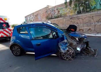 Conductora de un Chevrolet Spark automóvil río Santiago