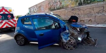 Conductora de un Chevrolet Spark automóvil río Santiago