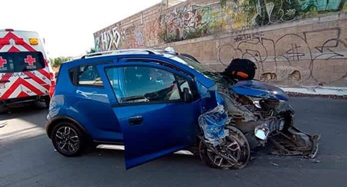 Conductora de un Chevrolet Spark automóvil río Santiago