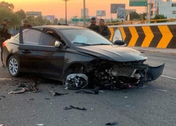 MG choca contra asta bandera y queda destrozado