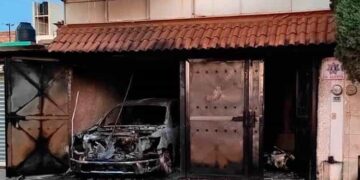Sujetos le prenden fuego a la casa de un policía estatal
