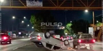 Solo daños por choque y volcadura en Av. Salvador Nava