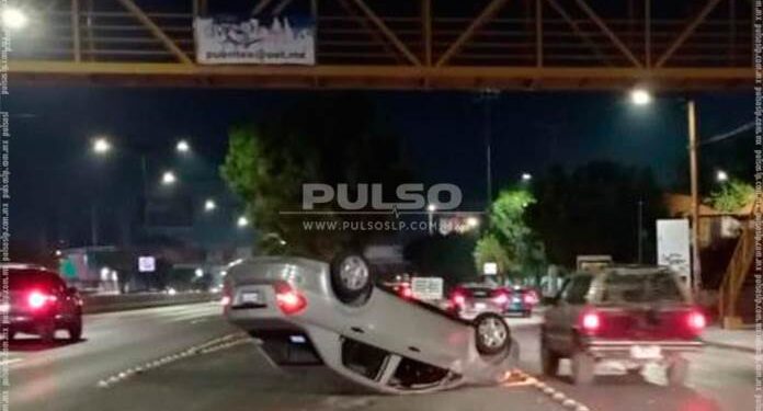 Solo daños por choque y volcadura en Av. Salvador Nava
