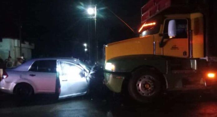 En fatal choque muere mujer al chocar contra un camión cañero en El Naranjo