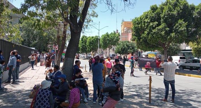 Con protesta afuera de la Fiscalía exigen la destitución del fiscal anticorrupción