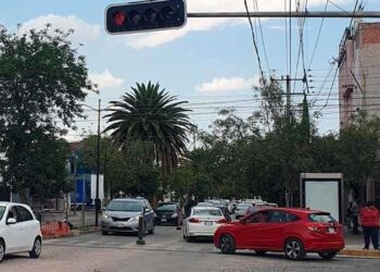 Truenan vecinos contra obra en Himno Nacional