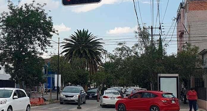 Truenan vecinos contra obra en Himno Nacional