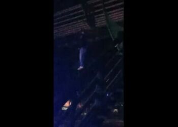 VIDEO: Encuentran a un joven colgado de un puente peatonal del Boulevard Luis Donaldo Colosio de Naucalpan