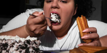 Atracón nocturno: ¿te suena? de las principales causas de obesidad