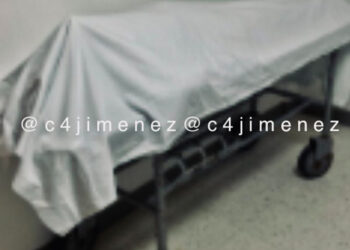 FOTOS: Anciana cae de camilla en ambulancia tras descuido de paramédicos y fallece
