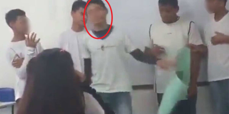 VIDEO: Alumno ataca a compañera, le entierra la pluma en la cara