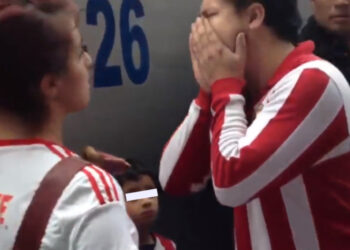VIDEO: Chivas pierde y recuerdan al aficionado Gonzalo, quien lloró frente a sus hijos
