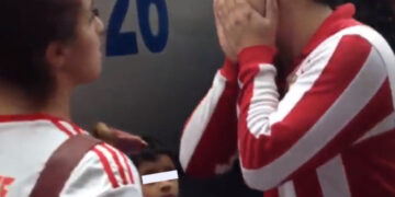 VIDEO: Chivas pierde y recuerdan al aficionado Gonzalo, quien lloró frente a sus hijos