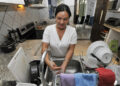 Mujeres dedican 28 horas semanales al hogar y hombres solo 6