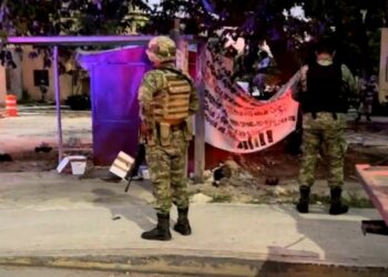 VIDEO: Dejan tres cabezas humanas y narcomanta frente a cuartel del Ejército en Cancún