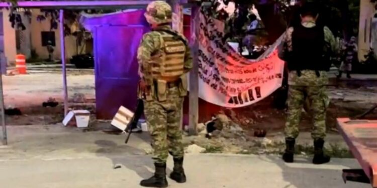 VIDEO: Dejan tres cabezas humanas y narcomanta frente a cuartel del Ejército en Cancún