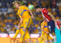 Tigres y Chivas igualan a cero en partido de ida de la final