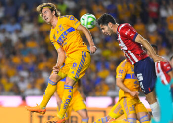 Tigres y Chivas igualan a cero en partido de ida de la final